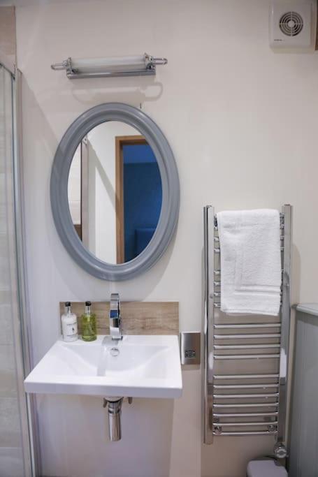 Barley - Cosy Stylish Apartment - Easy Access To Bath And Many Nearby Attractions Box  Eksteriør bilde